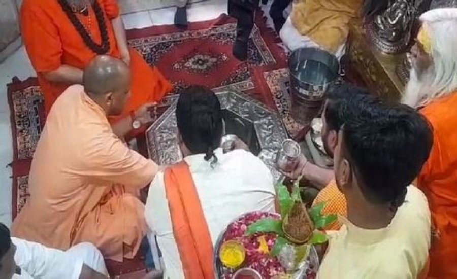 मुख्यमंत्री योगी आदित्यनाथ ने कांवड़ियों पर पुष्पवर्षा की