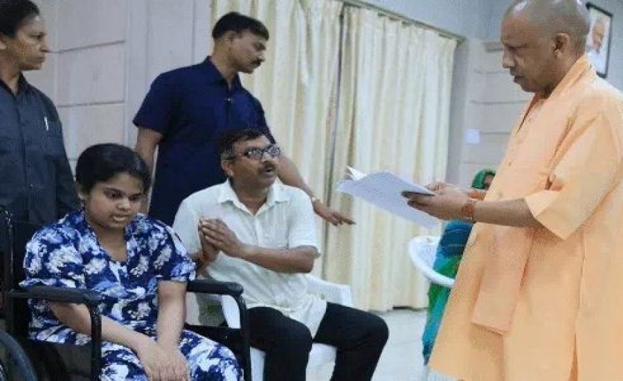 दिव्यांग की बात सुनी और उन्हें मोटराइज्ड ट्राई साइकिल दिलाने को निर्देशित किया