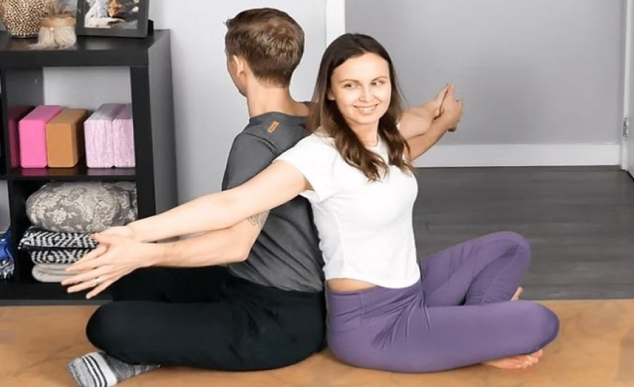 पार्टनर के साथ योगा करने के फायदे